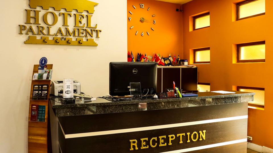 Hotel Parlament พริสตีนา ภายนอก รูปภาพ
